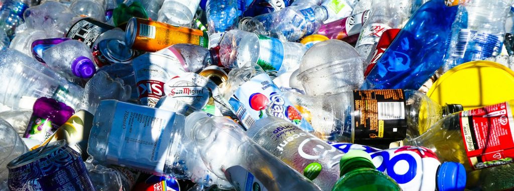 Montón de botellas de plástico usadas y envases desechables acumulados para reciclaje.