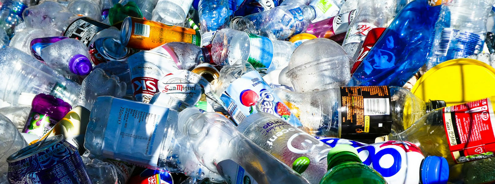 Montón de botellas de plástico usadas y envases desechables acumulados para reciclaje.